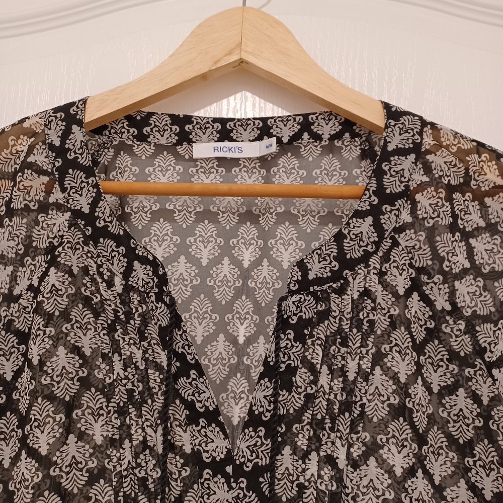 ✨️ 5 for $15 - Ricki's Black and Pink Patterned Top - Picture 2 of 9